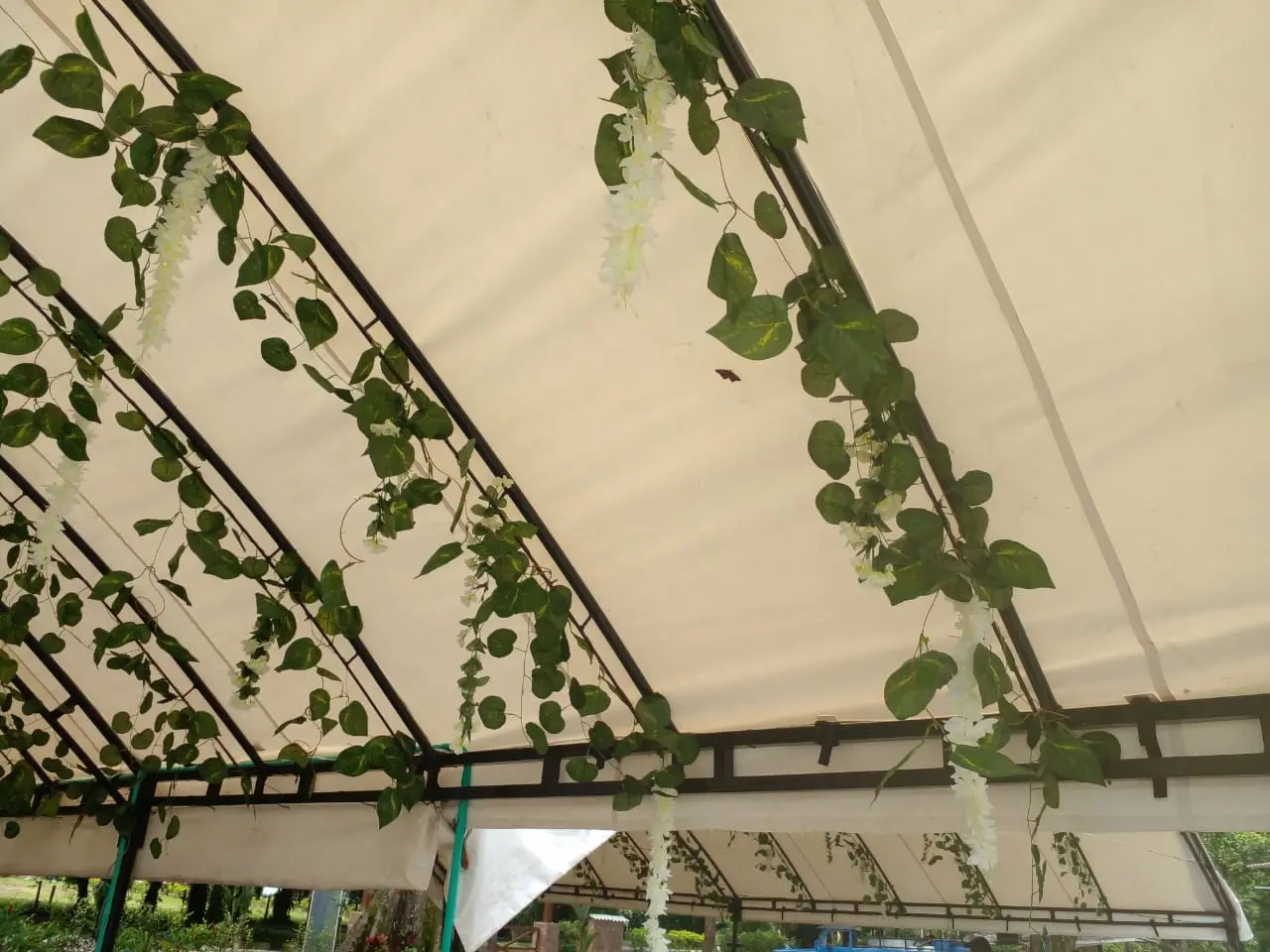 Estructura interior del arco — detalle tubo metálico y lona tipo camión
