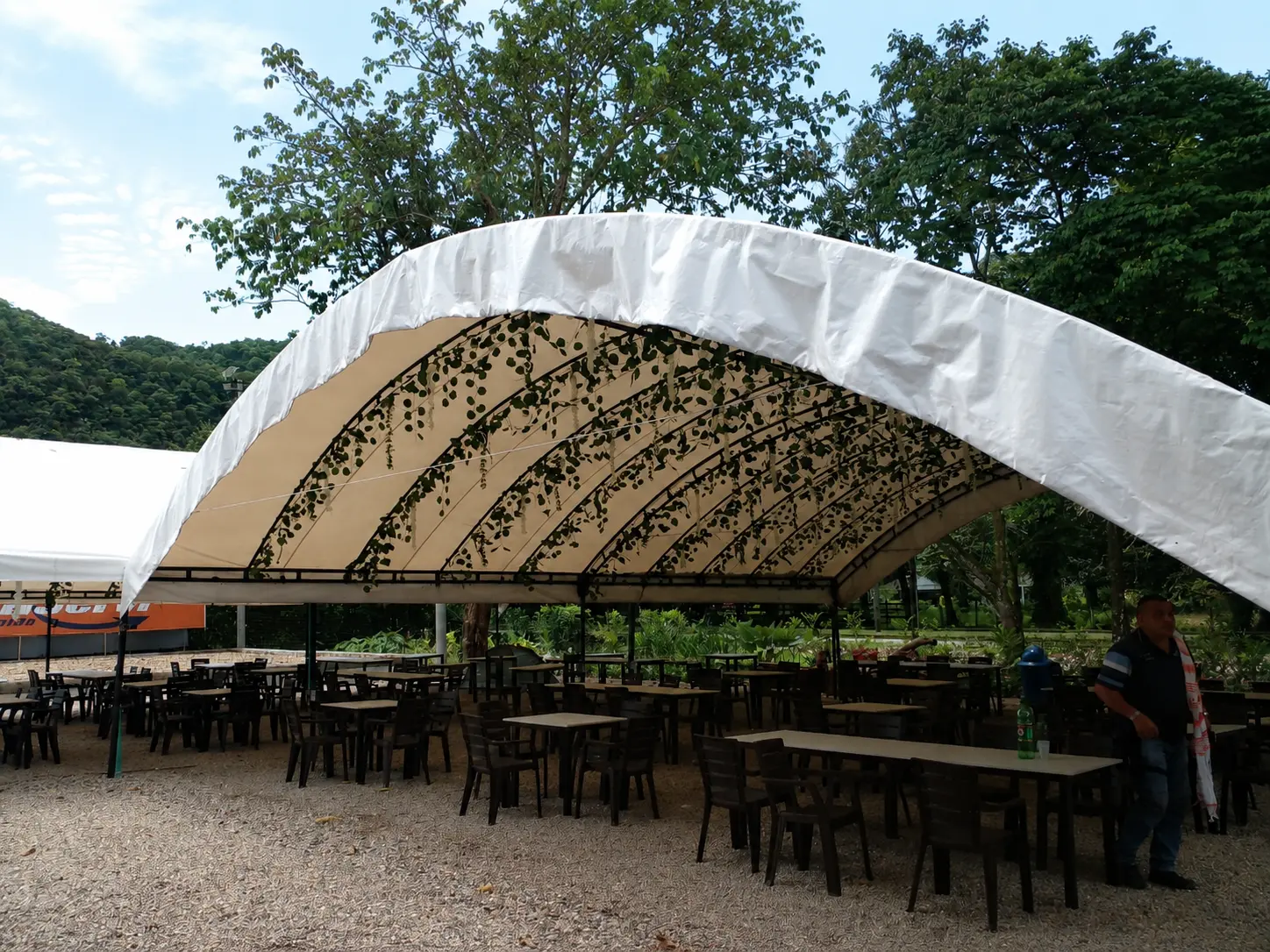 Vista exterior: dos arcos instalados, restaurante llanero, entorno natural