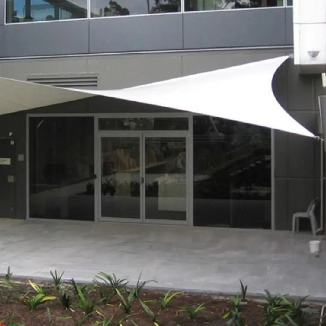 Cubierta institucional con membrana tensada