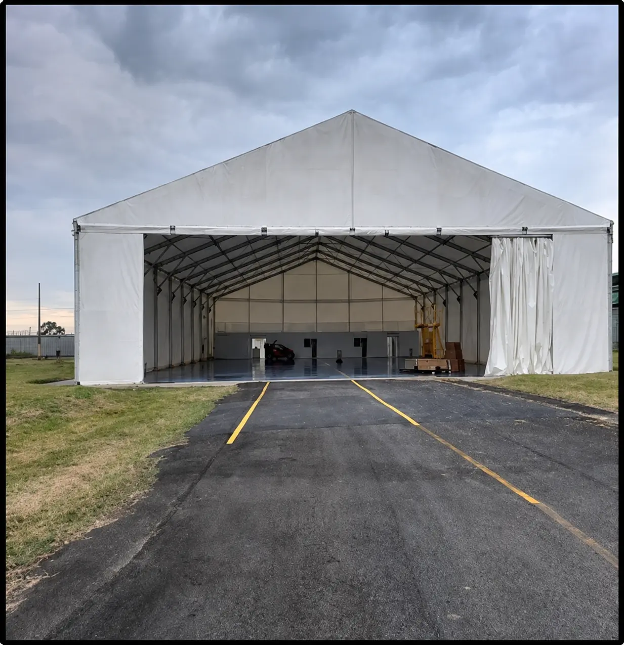 Render fotorrealista final del hangar en lona — cubrimiento industrial terminado