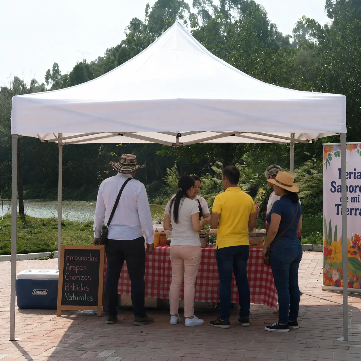 Kiosco plegable instalado en feria artesanal al aire libre — Carpas El Sol