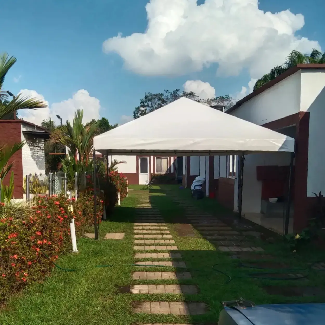 Kiosco desarmable instalado — vista frontal