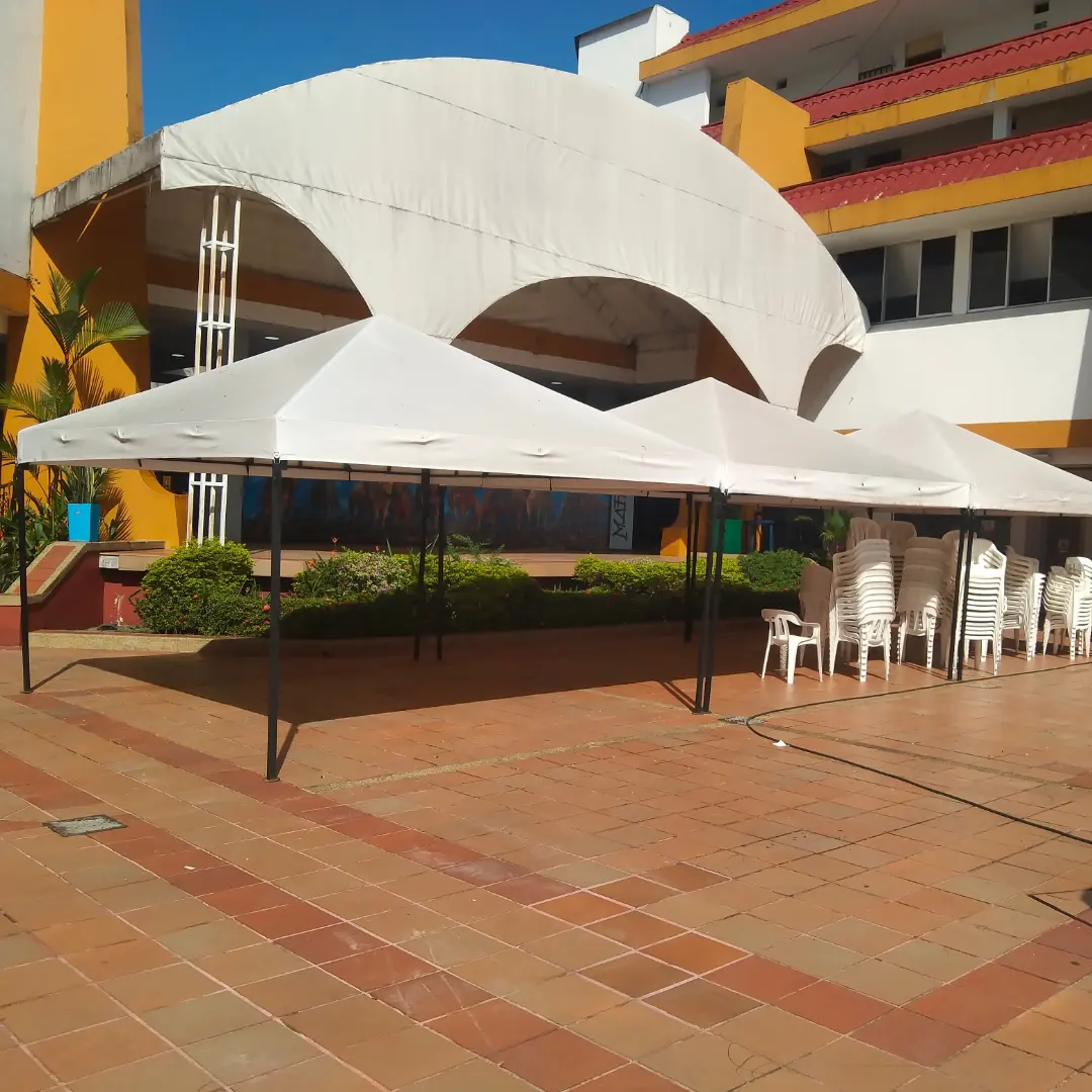 Kiosco desarmable instalado — vista lateral