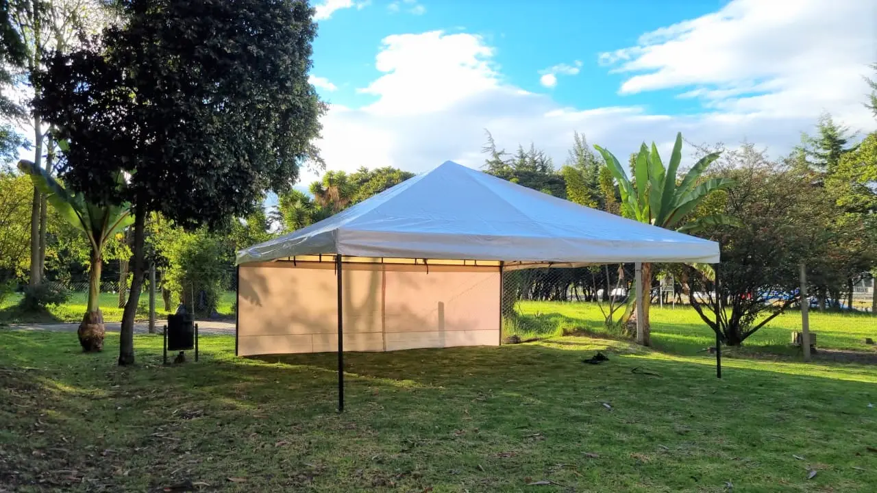 Kiosco desarmable instalado — detalle de estructura