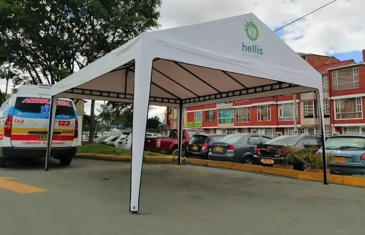 Kiosco desarmable instalado — detalle de ensamble con pernos